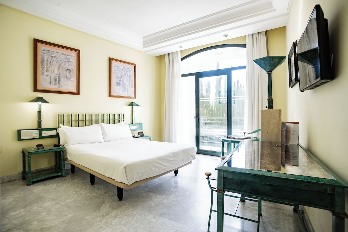 In-room safe, desk, iron/ironing board, free WiFi