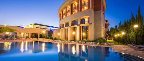 Seasonal outdoor pool, pool umbrellas, sun loungers