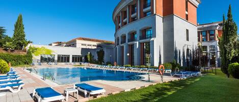 Außenpool (je nach Saison geöffnet), Sonnenschirme, Liegestühle
