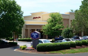 Un hôtel Hampton Inn by Hilton doté d’un parking et d’un aménagement paysager bien entretenu.