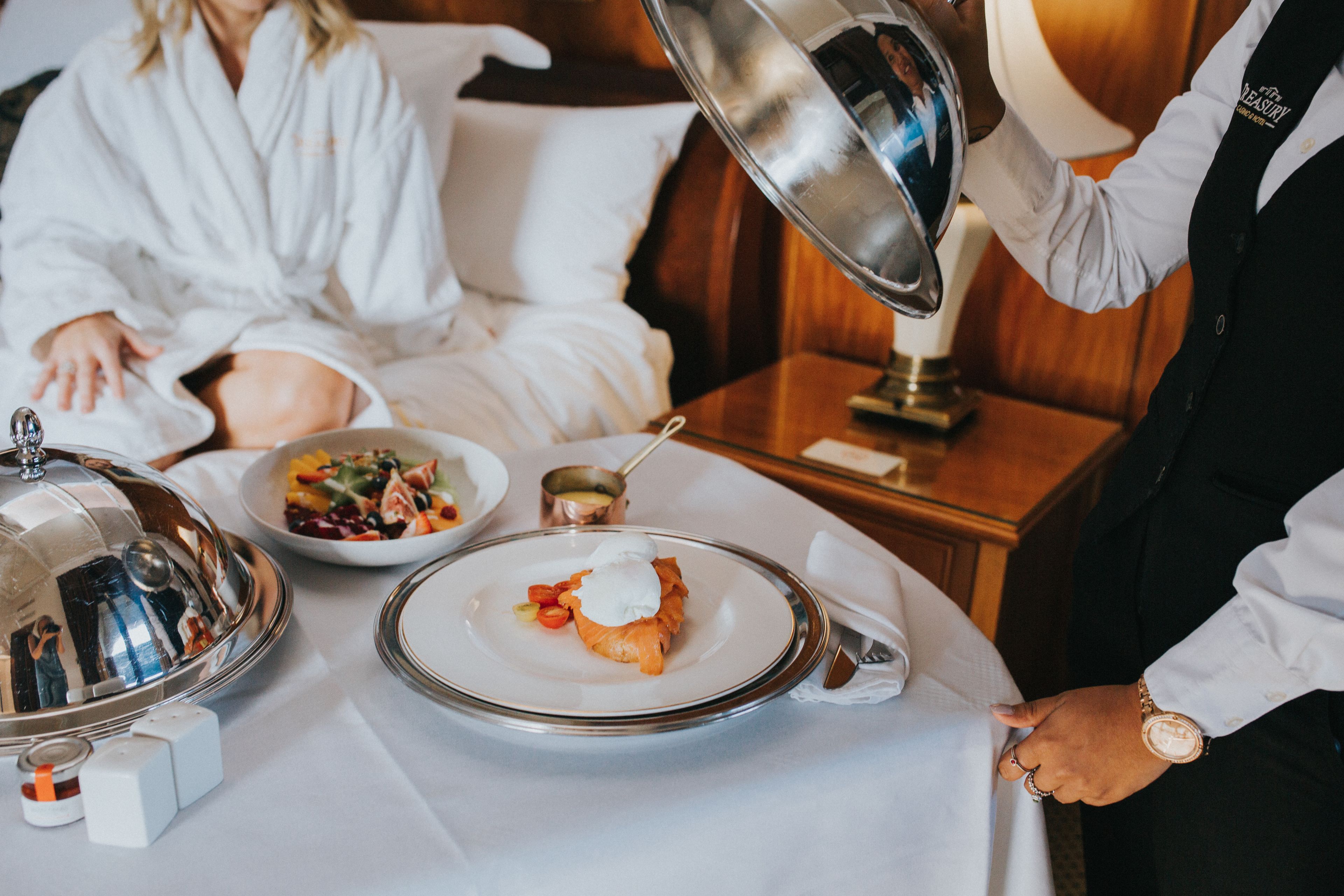 deluxe king room | room service – dining