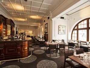 2 restaurants, breakfast served