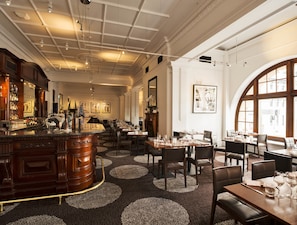2 restaurants, breakfast served