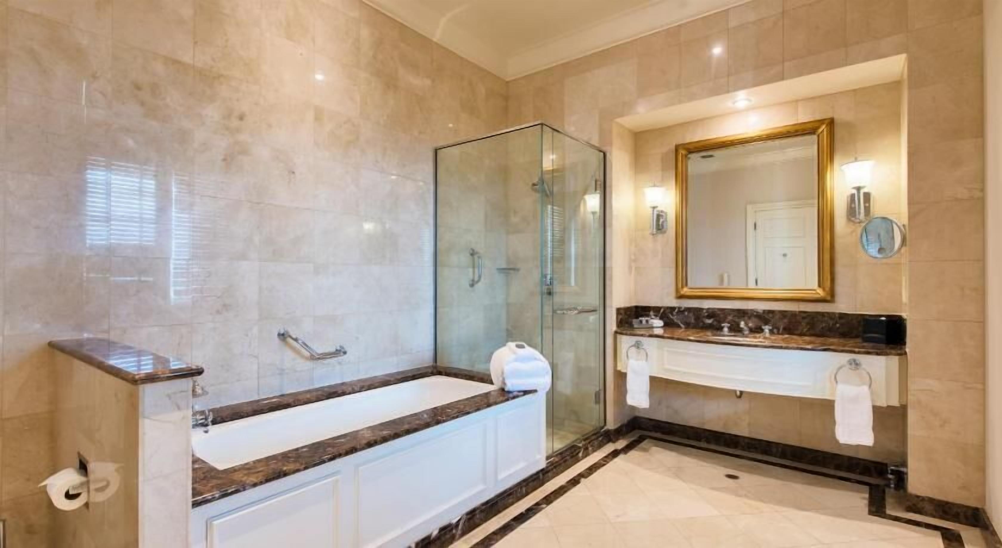Salle de bain | Douche, articles de toilette (gratuits), séchoir à cheveux, peignoirs