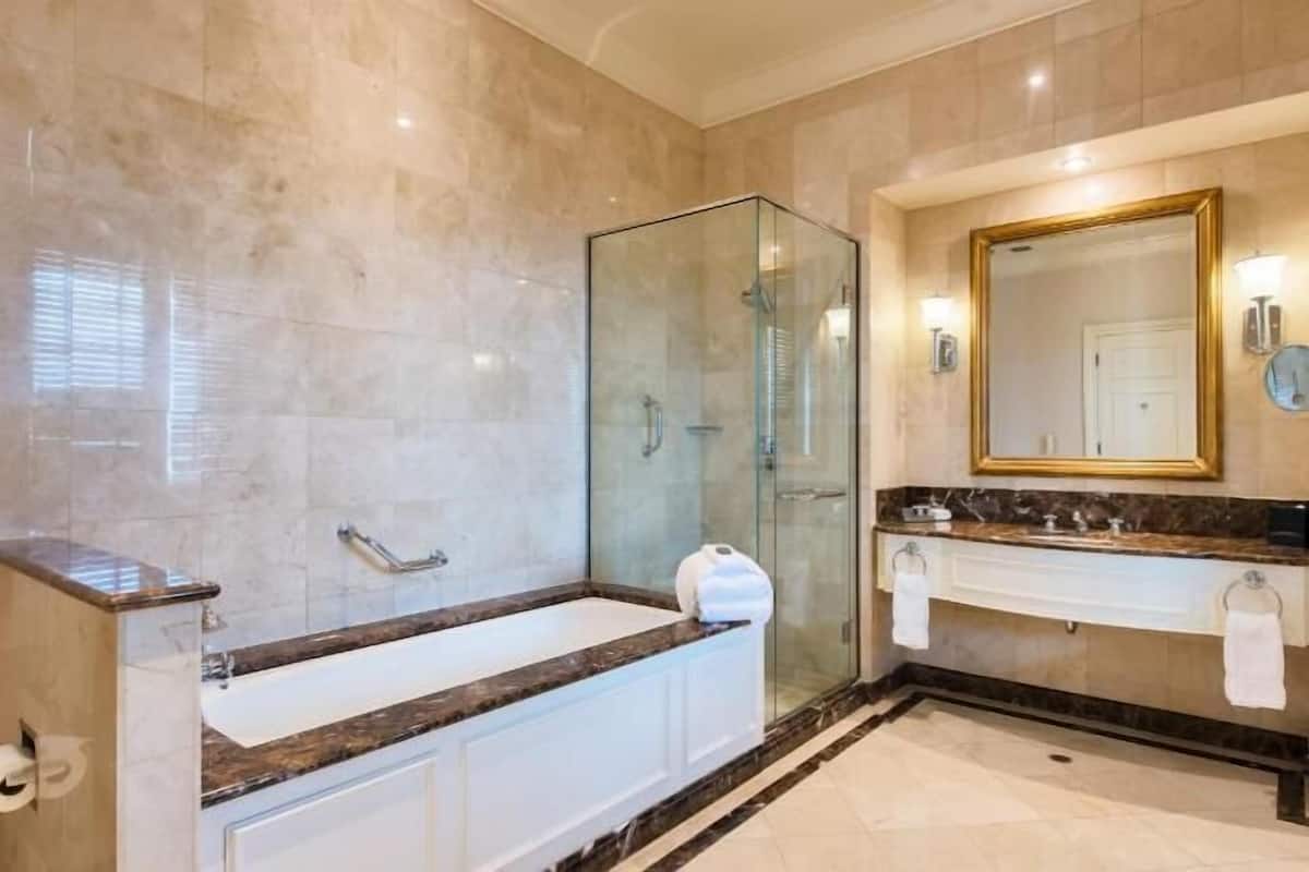 Salle de bain | Douche, articles de toilette (gratuits), séchoir à cheveux, peignoirs