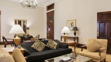 Suite, 1 trÚs grand lit | Coin séjour