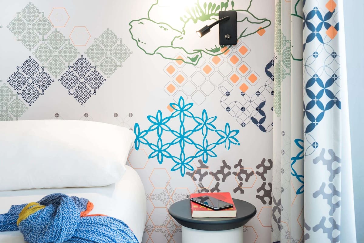 Cofres nos quartos, individualmente mobiliados, escrivaninha