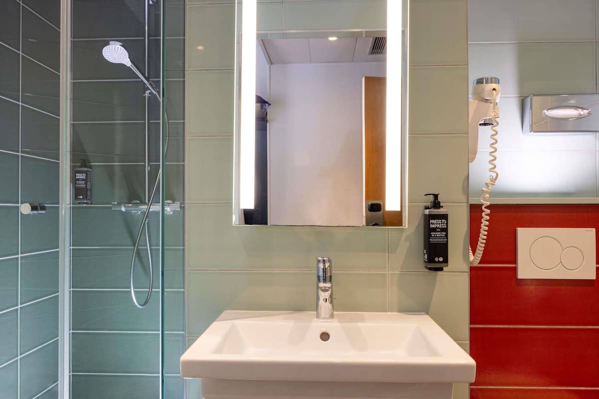 Habitación estándar, 1 cama individual | Baño | Artículos de higiene personal ecológicos, secador de pelo y toallas