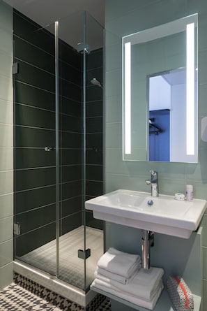 Articles de toilette écologiques, sèche-cheveux, serviettes fournies