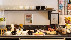 Ein Frühstücksbuffet mit verschiedenen Speisen und Beilagen.