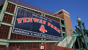 Un gran letrero de bienvenida para Fenway Park, el estadio más querido de Estados Unidos, con un letrero de la puerta