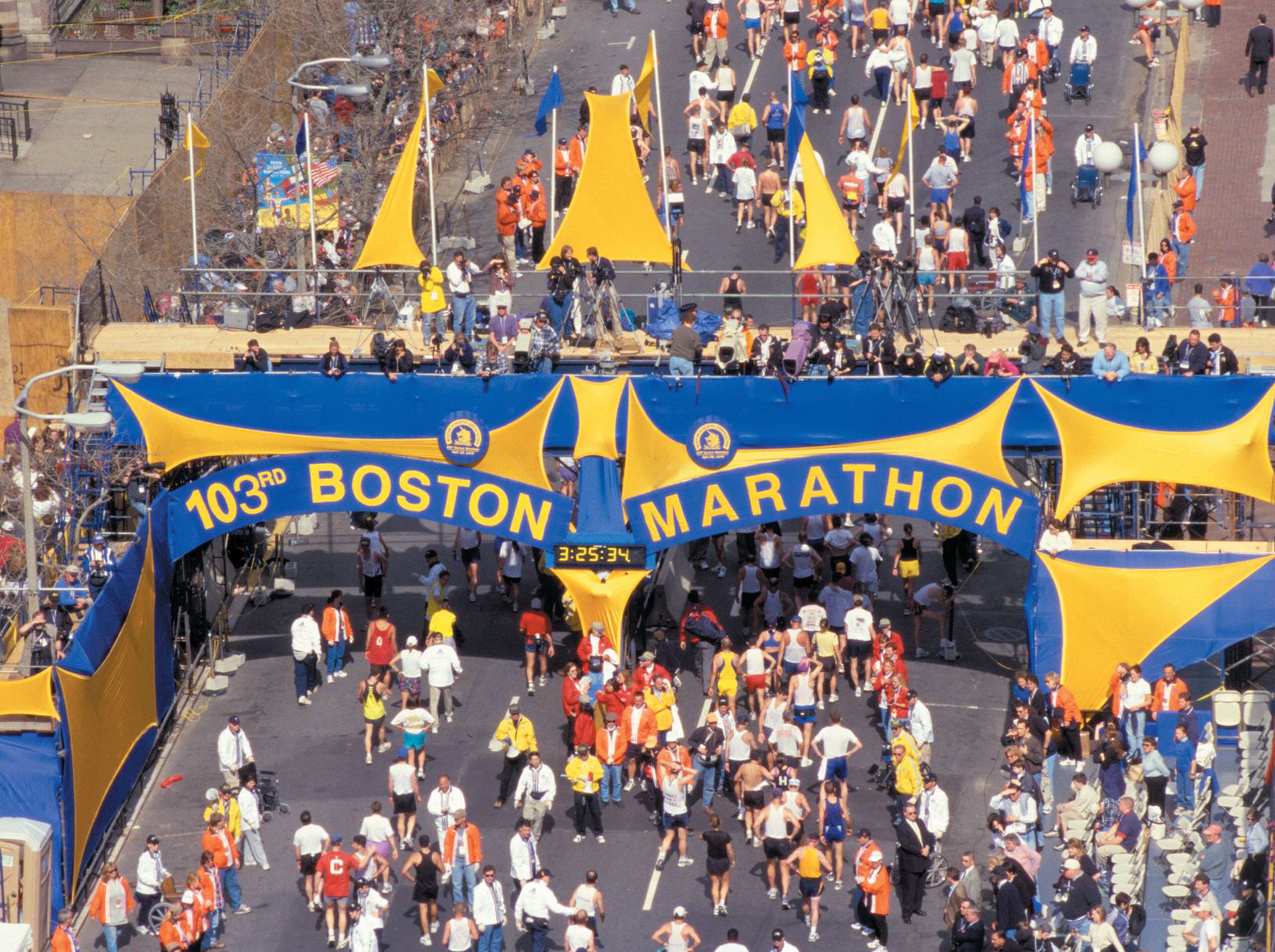 Une épreuve de marathon avec une grande arche bleue et jaune sur laquelle on pouvait lire « 103e marathon de Boston » et un temps de 3 h 25 min 34.
