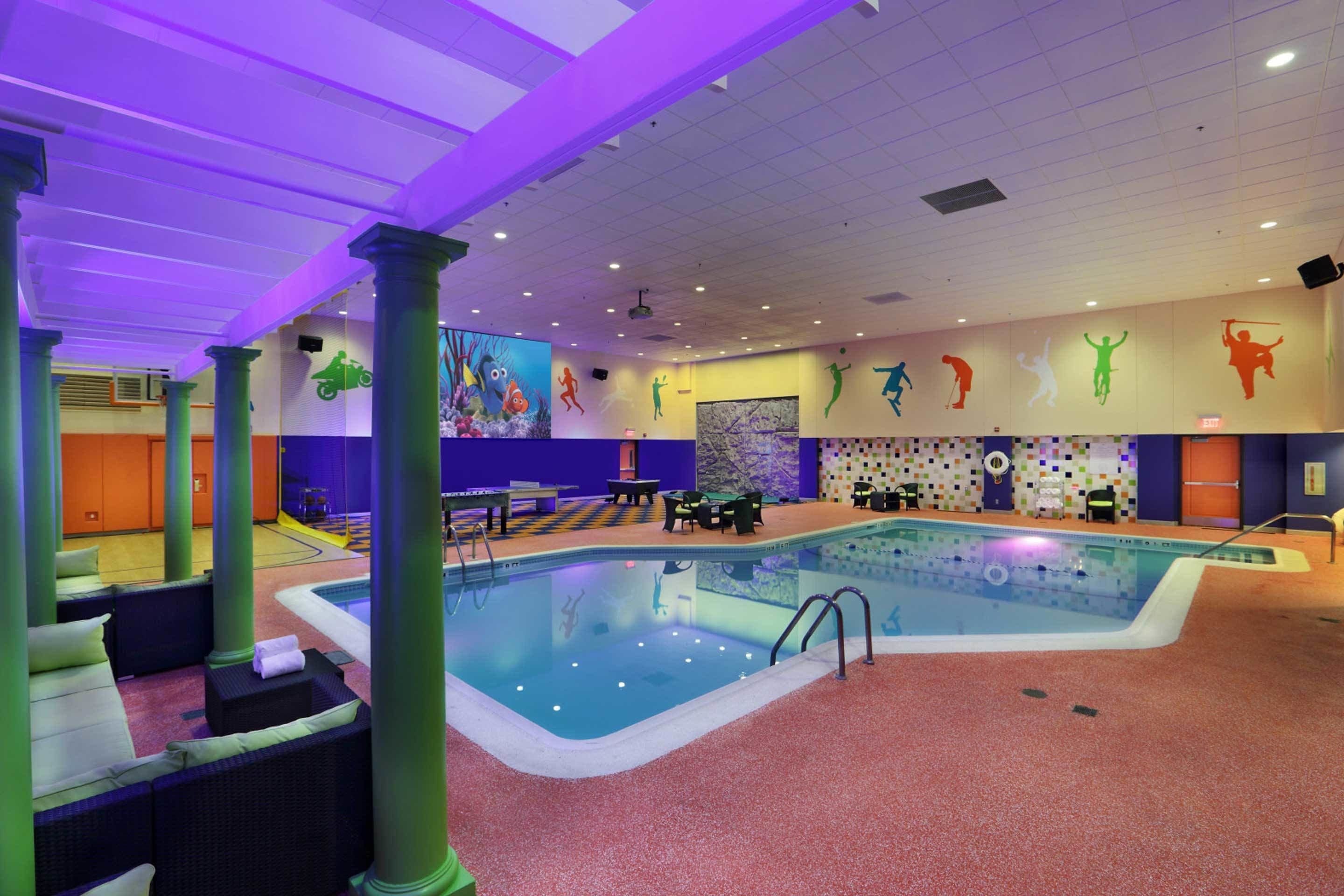 Kolam renang tertutup, kabana percuma, kerusi lepak pantai 