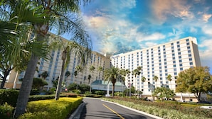 A hotel with a modern design, featuring a large building with multiple floors and a central tower. - Rosen Plaza on International Drive (Orlando)