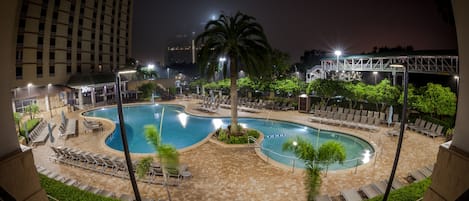 Piscine extérieure, parasols de plage, chaises longues
