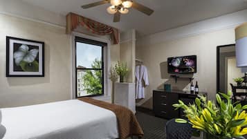 Bộ đồ giường cao cấp, minibar, bàn, màn/rèm cản sáng