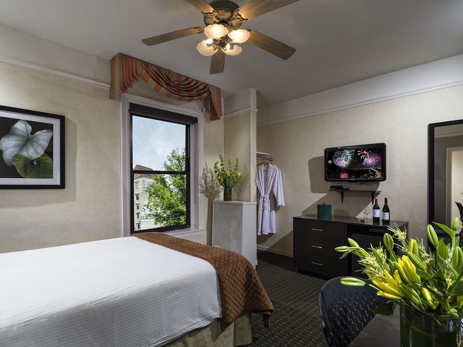 Premium bedding, minibar, desk, blackout curtains