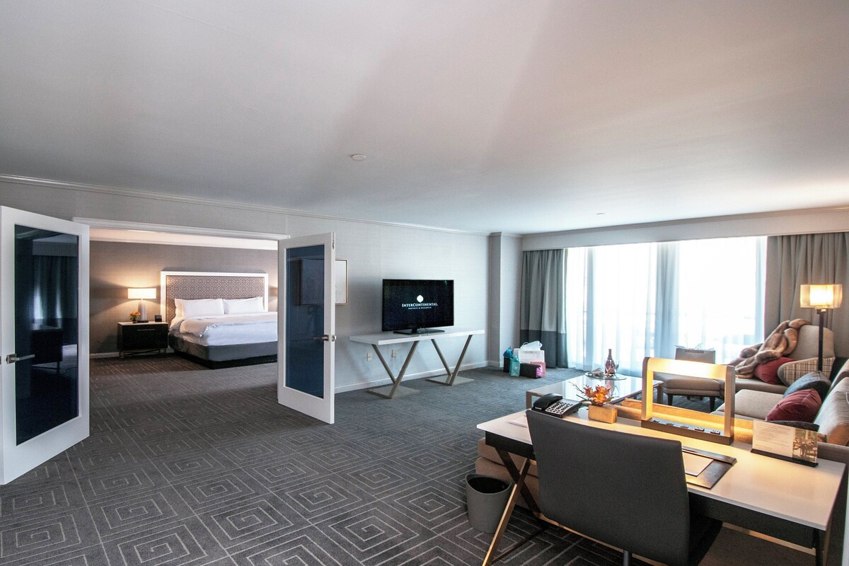 Suite, 1 habitación, balcón (Plaza View) | Ropa de cama de alta calidad, edredones de plumas, caja fuerte