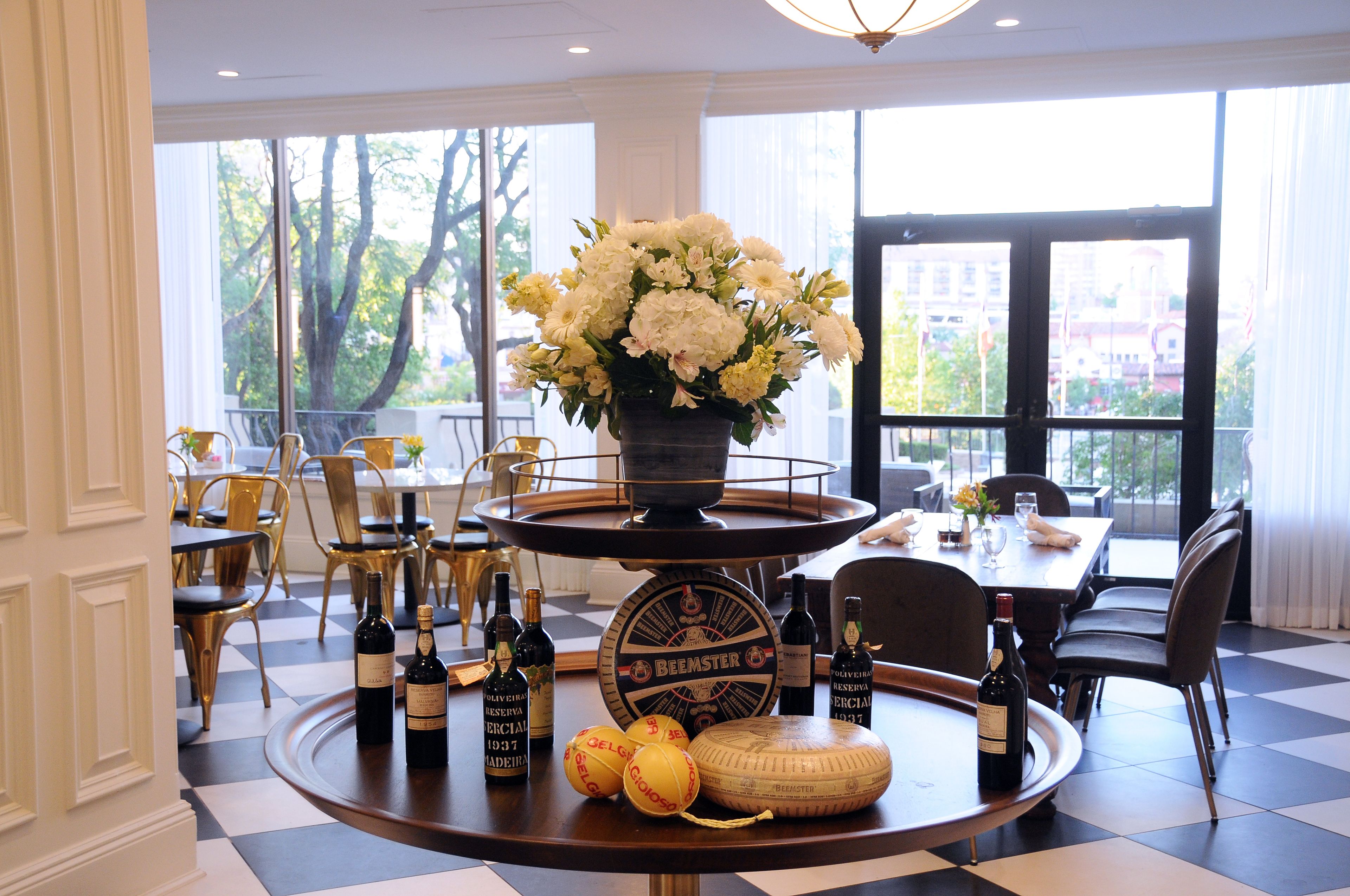 Phục vụ bữa sáng, bữa trưa và bữa tối 