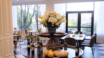 Breakfast, lunch and dinner served