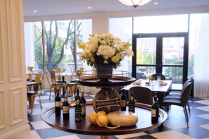 Breakfast, lunch and dinner served - InterContinental Kansas City at The Plaza by IHG (Kansas City)