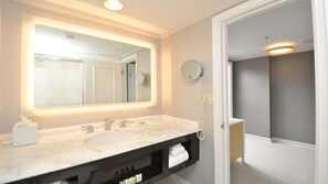 Combined shower/bathtub, free toiletries, hair dryer, bathrobes - InterContinental Kansas City at The Plaza by IHG (Kansas City)