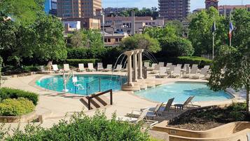 Ulkouima-allas, aurinkotuoleja