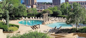 Piscine extérieure, chaises longues