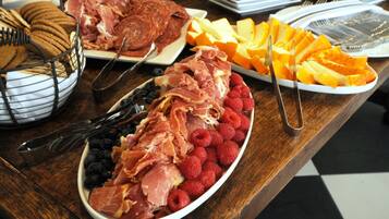 Täysi aamiainen maksusta viikonloppuisin