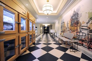 供应早餐、午餐和晚餐