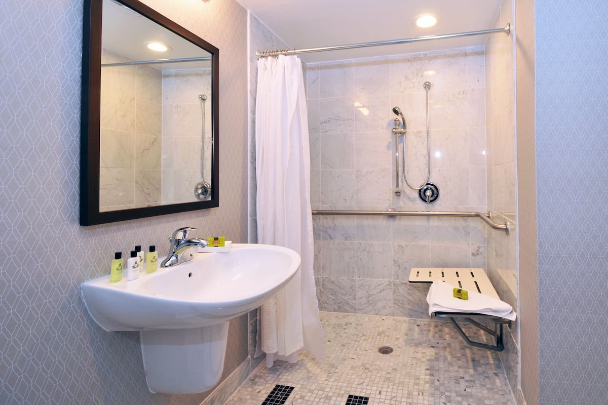 Ducha y bañera combinadas y artículos de higiene personal gratuitos