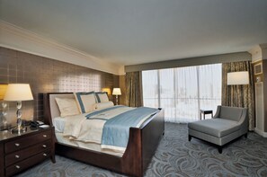 Premium bedding, down comforters, in-room safe, desk - InterContinental Kansas City at The Plaza by IHG (Kansas City)