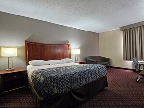 Desk, blackout drapes, iron/ironing board, free WiFi - Greenstay Hotel Joplin Missouri (Joplin)