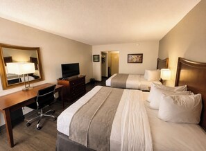 Desk, blackout drapes, iron/ironing board, free WiFi - Greenstay Hotel Joplin Missouri (Joplin)
