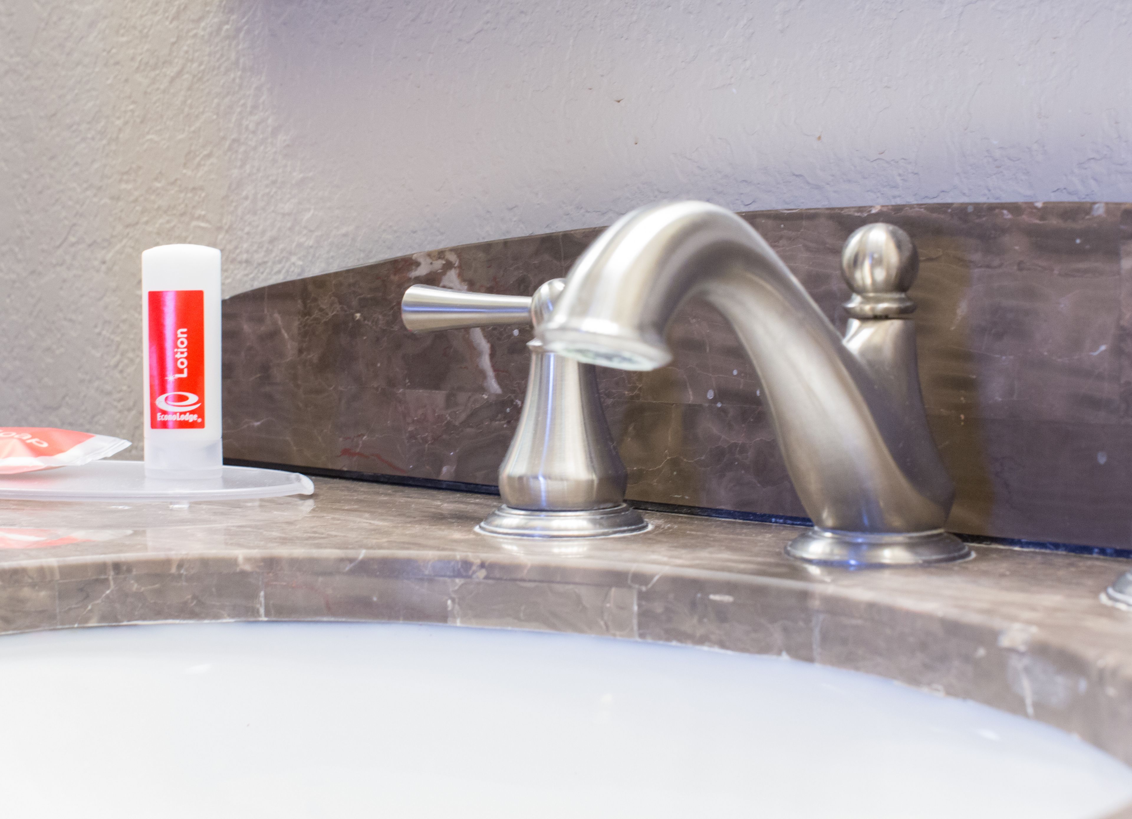 スイート キングベッド 1 台ソファーベッド付き 禁煙 | バスルームのシンク