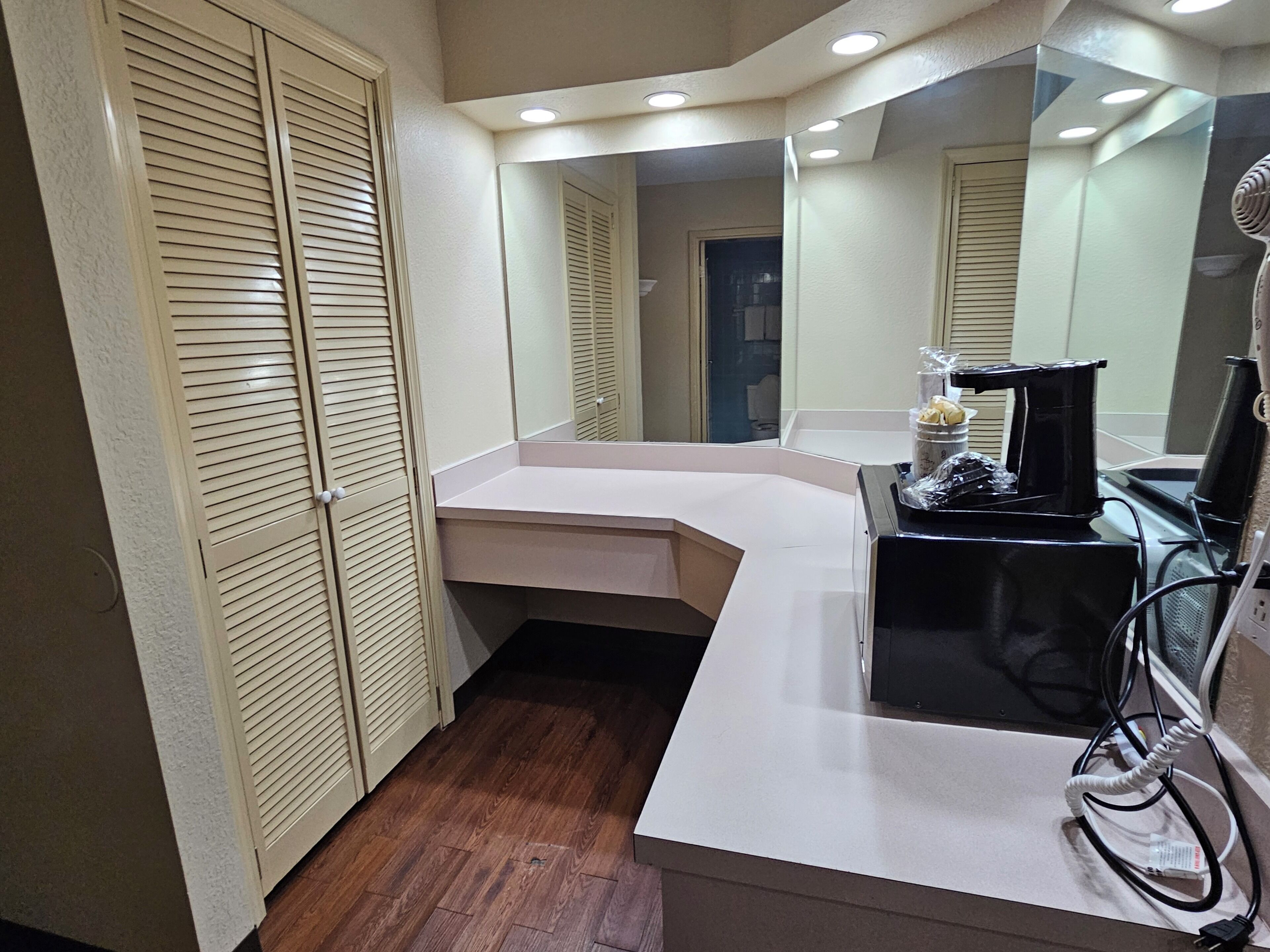 Rom, 1 kingsize-seng, massasjebadekar | Skrivebord, blendingsgardiner, strykejern/-brett og wi-fi (inkludert)