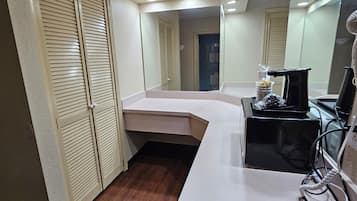 Rom, 1 kingsize-seng, massasjebadekar | Skrivebord, blendingsgardiner, strykejern/-brett og wi-fi (inkludert)