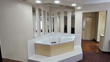 Rom, 1 kingsize-seng, massasjebadekar | Skrivebord, blendingsgardiner, strykejern/-brett og wi-fi (inkludert)