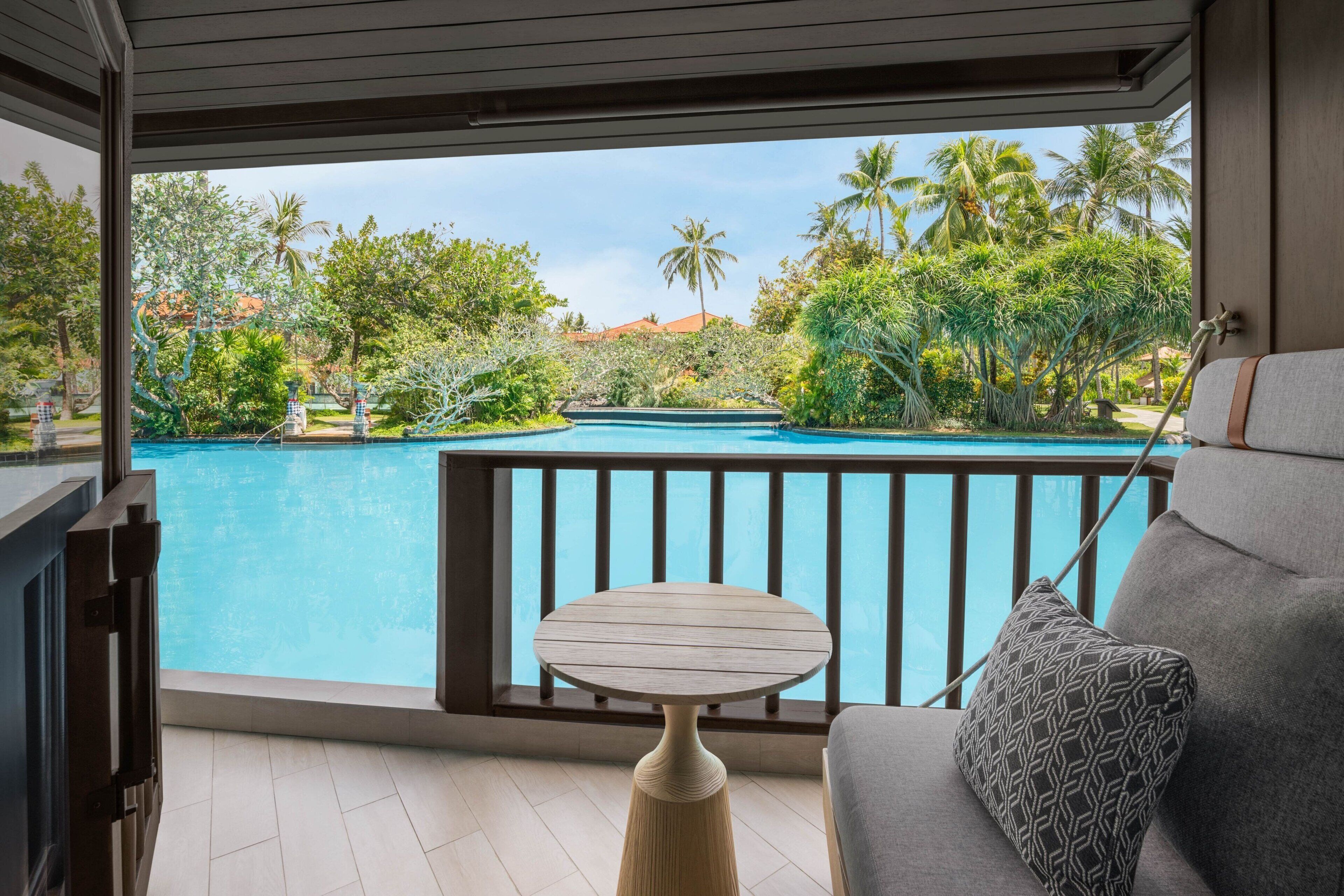 高級寝具、ミニバー、セーフティボックス (室内)、客室ごとに異なる装飾