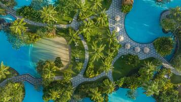 7 piscinas al aire libre, camas de piscina con cargo, sombrillas