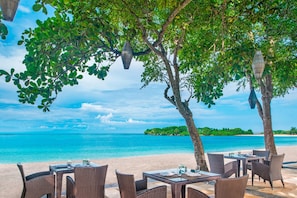 2 restaurants, breakfast, lunch, dinner served; international cuisine