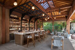 2 restaurantes; se sirven desayunos, comidas, cenas y brunch