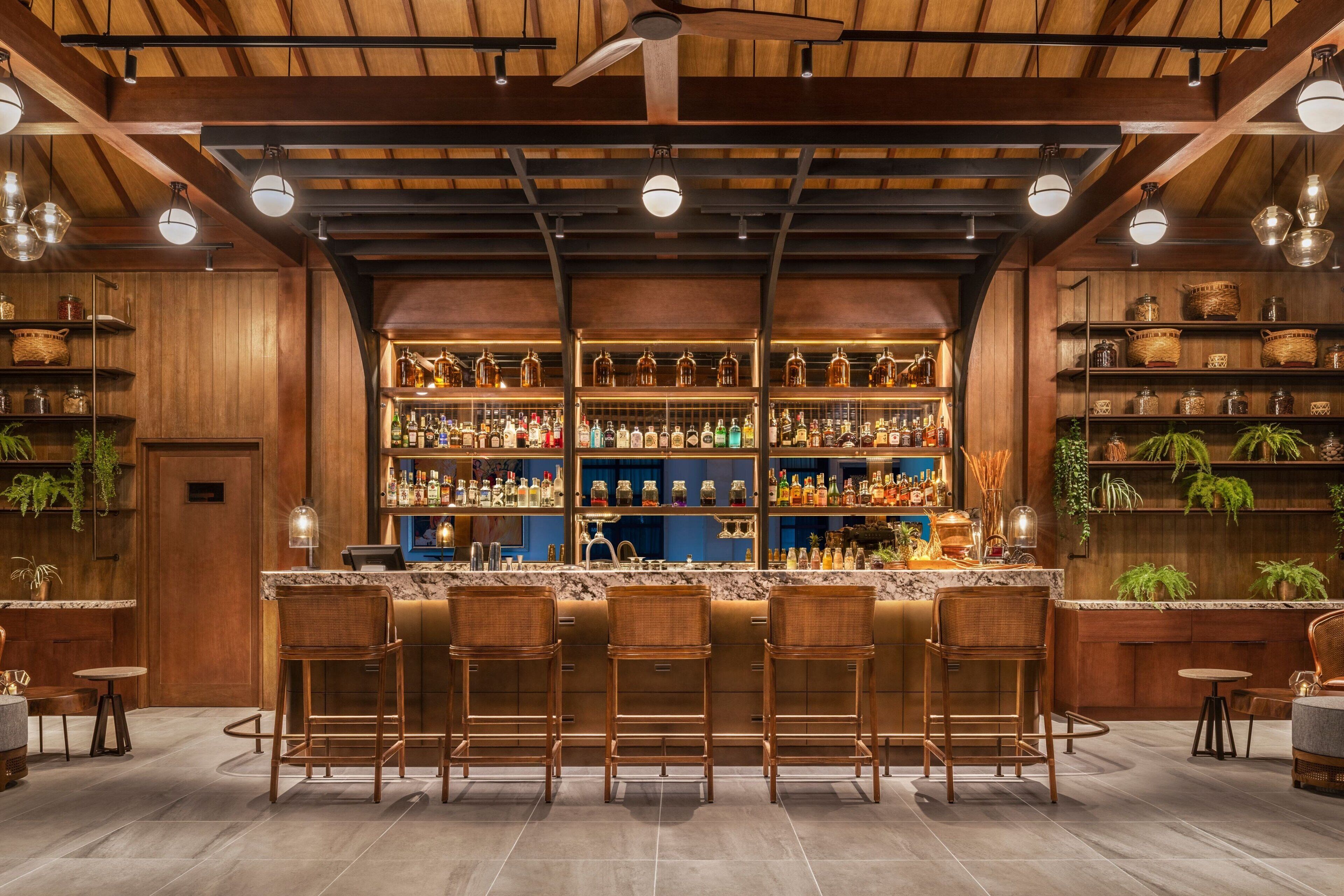 2 bars/lounges, een poolbar, een strandbar