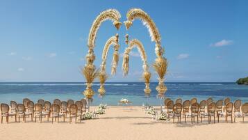Di pantai, pasir putih, kabana (surcaj), kerusi lepak pantai