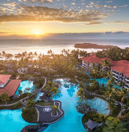 7 piscinas al aire libre, camas de piscina con cargo, sombrillas