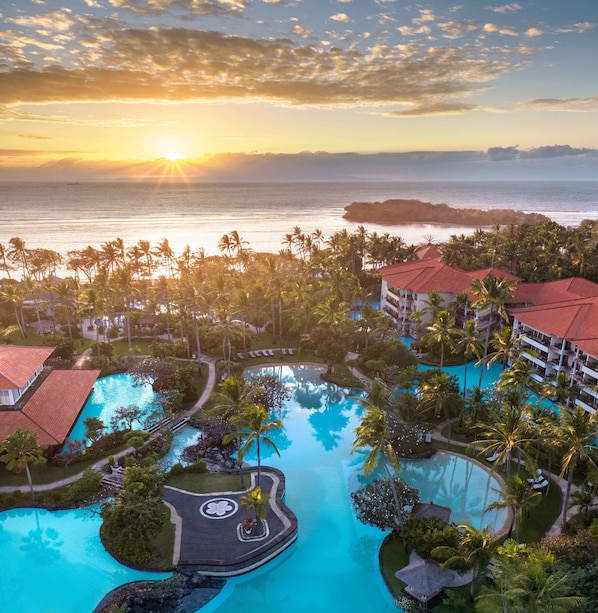 7 Außenpools, Cabañas (gegen Gebühr), Sonnenschirme