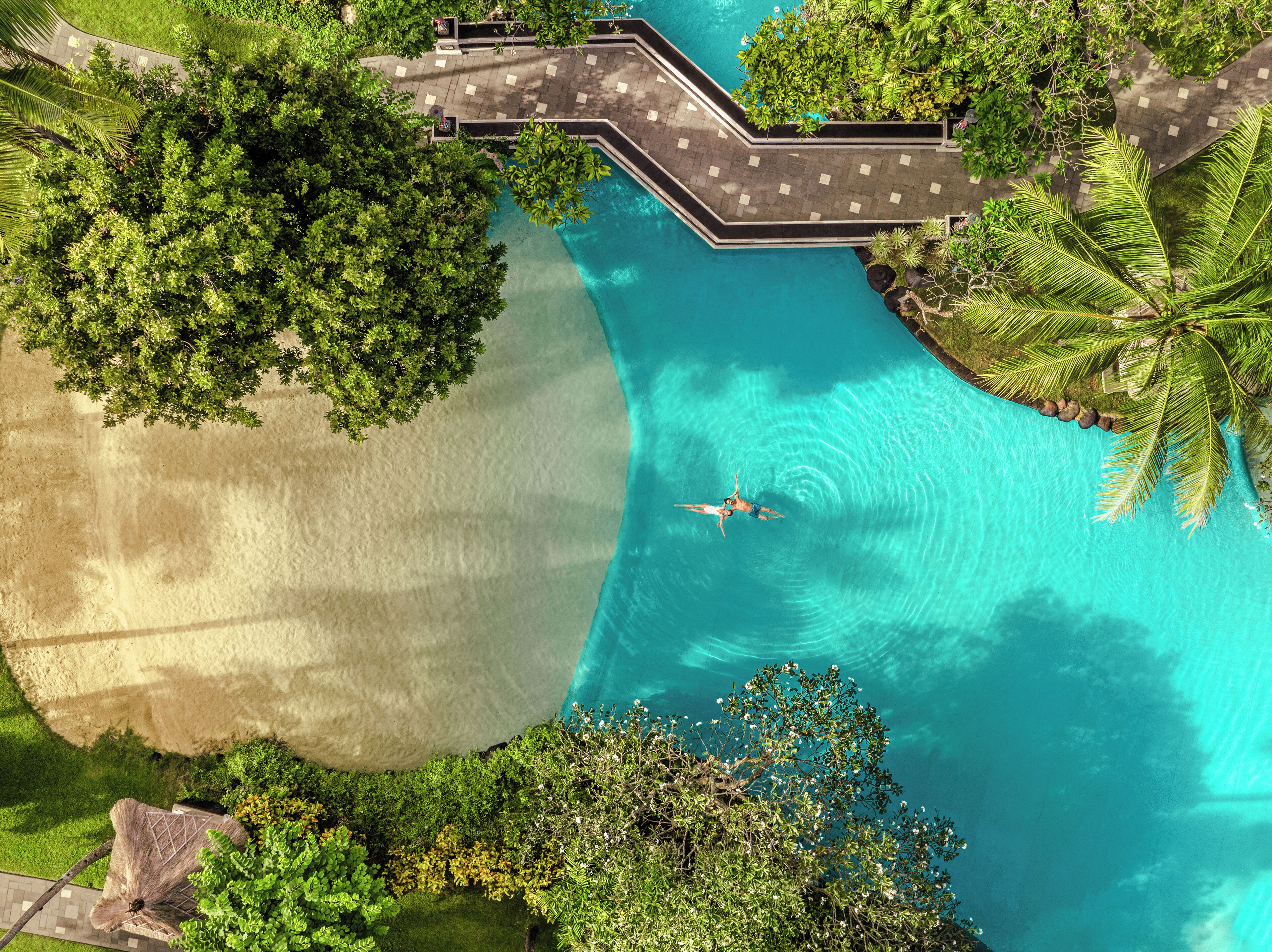 7 kolam renang outdoor, dengan cabana (dengan biaya tambahan)