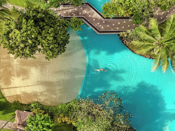 7 piscinas al aire libre, cabañas de piscina (de pago), sombrillas
