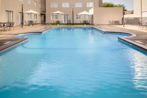 Una piscina techada, una piscina al aire libre