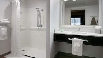 Suite, 1 King-Bett, barrierefrei (Roll-In Shower) | Badezimmer | Duschwanne, umweltfreundliche Kosmetikartikel, Haartrockner, Handtücher